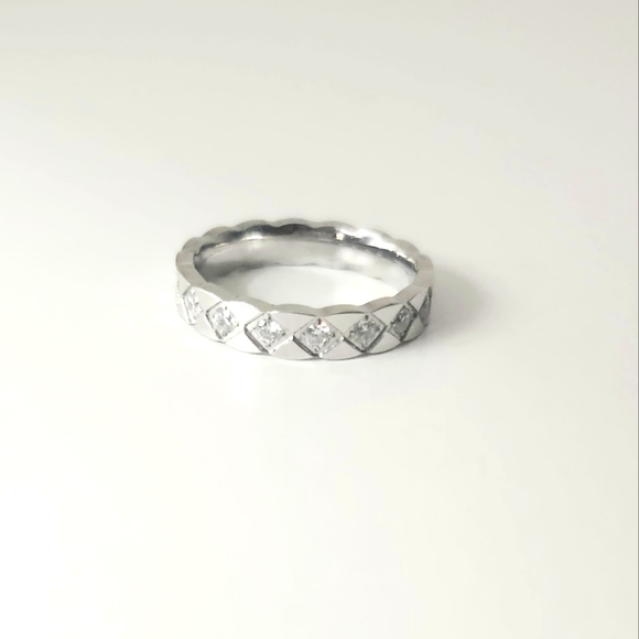 Diamond Pattern Ring - Picture 2 of 3